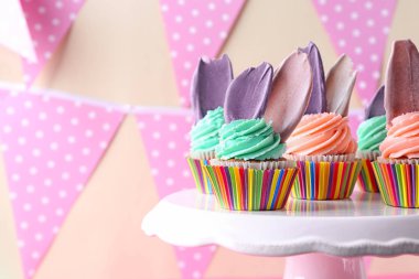 Lezzetli Doğum günü kekler renk arka plan üzerinde durmak