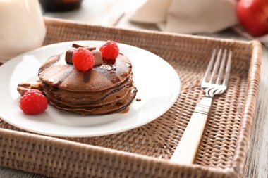 Lezzetli çikolatalı krep ve çilek ahşap tablo
