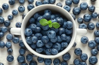 Işık tablosu üzerinde olgunlaşmış yaban mersini ile pota