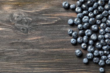 ahşap masa üzerinde olgunlaşmış yaban mersini