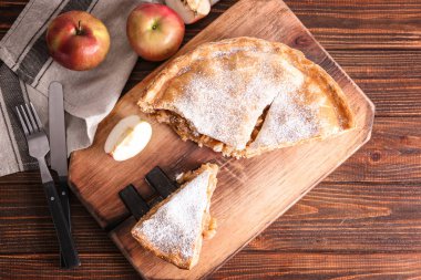 Lezzetli elmalı turta ahşap tahta üzerinde parçaları