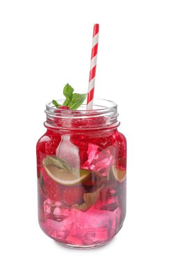 Beyaz arka plan üzerinde taze ahududu mojito cam kavanoz