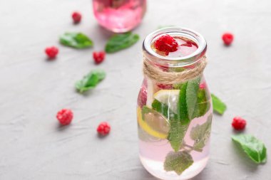 Işık tablosu üzerinde taze ahududu mojito cam şişe