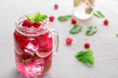 Işık tablosu üzerinde taze ahududu mojito Mason kavanoz