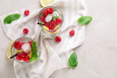 Işık tablosu üzerinde taze ahududu mojito bardak