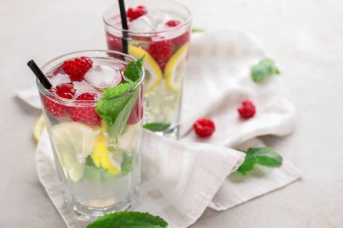 Işık tablosu üzerinde taze ahududu mojito bardak