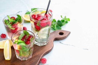 Işık tablosu üzerinde taze ahududu mojito bardak