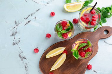 Işık tablosu üzerinde taze ahududu mojito bardak