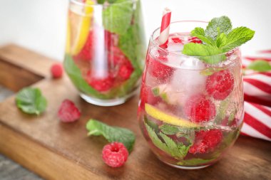 Ahşap tahta üzerinde taze ahududu Mojito cam