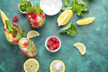 Gözlük ve yeşil masada taze ahududu mojito şişe