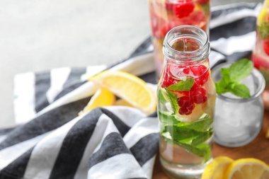 Gemide taze ahududu mojito cam şişe