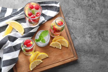 Cam ve karanlık tablo taze ahududu mojito şişe