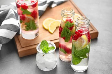 Cam ve karanlık tablo taze ahududu mojito şişe