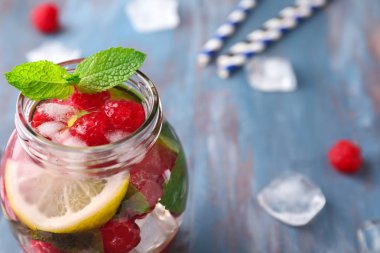 Tablo, closeup taze ahududu mojito cam kavanoz