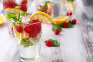 Ahşap masa üzerinde taze ahududu Mojito cam