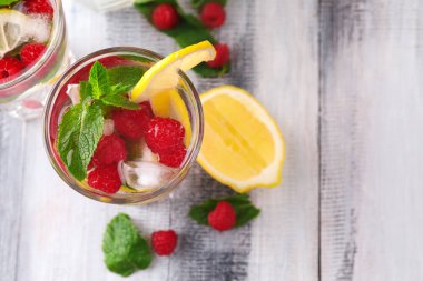 Ahşap masa üzerinde taze ahududu Mojito cam