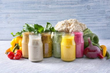 Kavanoz farklı lezzetli soslar ve sebze masa lambası