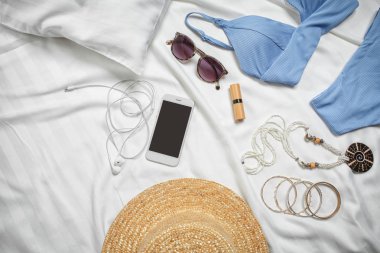 Yatak çarşafları yüzme takım elbise ve aksesuarlar ile kompozisyon