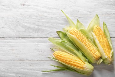 Ahşap masa üzerinde lezzetli corncobs