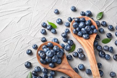 Kaşık masa lambası üzerinde olgunlaşmış yaban mersini ile