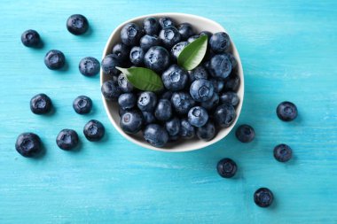 Renk tablosu üzerinde olgunlaşmış yaban mersini ile kase