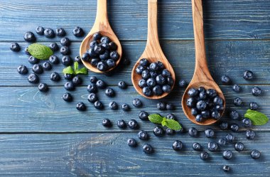 Ahşap masa üzerinde olgunlaşmış yaban mersini ile kaşık