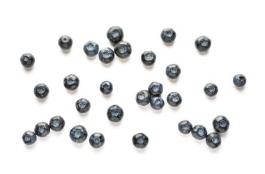 Beyaz arka plan üzerinde olgunlaşmış yaban mersini