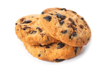 Beyaz arka planda çikolata parçalı lezzetli kurabiyeler