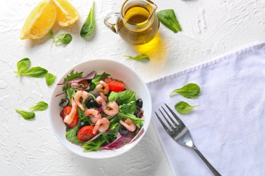 Tabak beyaz masada deniz ürünleri ile lezzetli sebze salatası