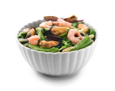 Tabak beyaz zemin üzerine deniz ürünleri ile lezzetli sebze salatası