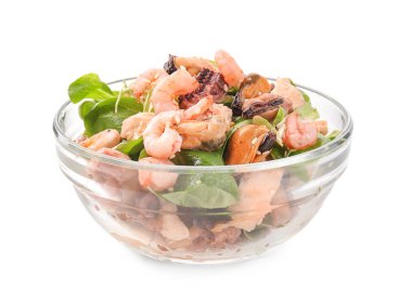 Tabak beyaz zemin üzerine deniz ürünleri ile lezzetli sebze salatası