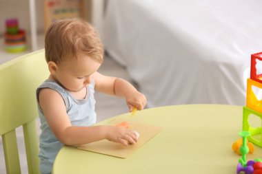 Sevimli küçük çocuk oyun hamuru masada kapalı kullanma