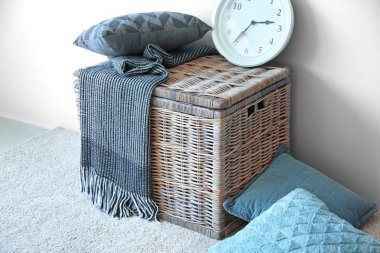 Ekose ve hasır sepet ışık duvar kapalı yakınındaki saati ile yumuşak yastık