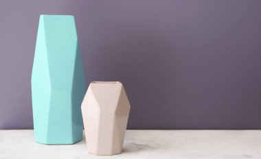 Tablo renkli arka plan üzerinde Seramik vazolar