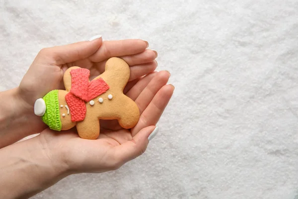 Mulher Segurando Biscoito Natal Fundo Nevado — Fotografia de Stock