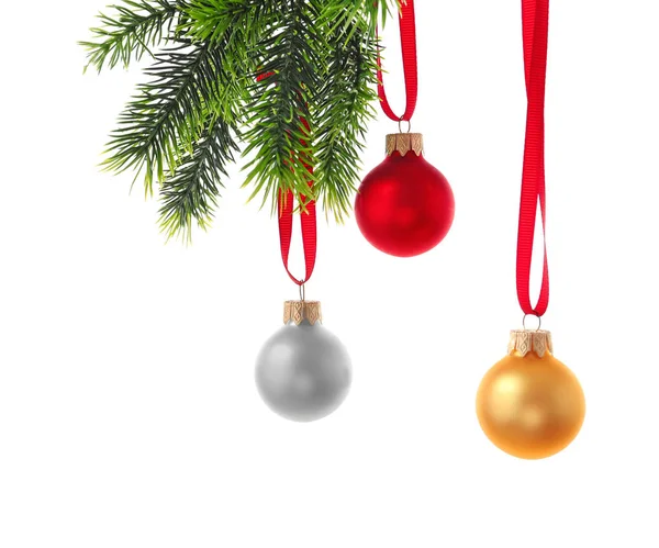 Kerstballen Opknoping Fir Tree Branch Tegen Witte Achtergrond — Stockfoto