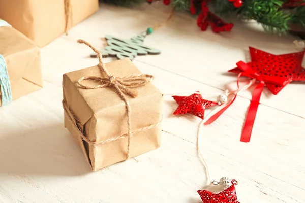 圣诞礼品盒及木质背景装饰 — 图库照片
