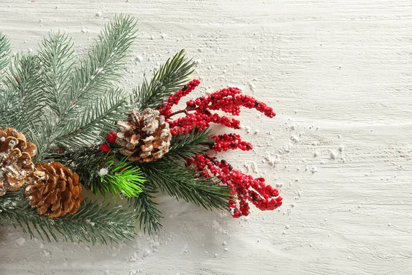 Koniler Köknar Ağacı Dalı Beyaz Ahşap Zemin Üzerinde Noel Kompozisyonu — Stok fotoğraf