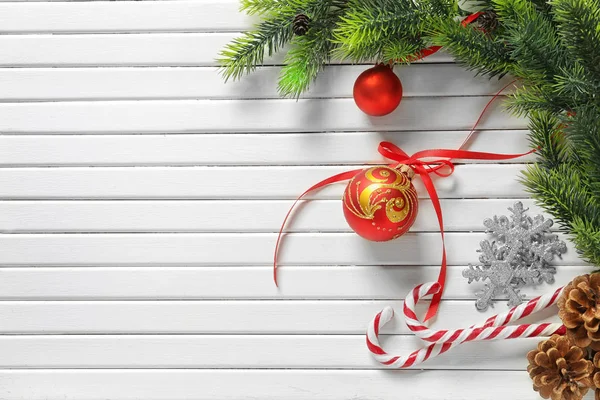 木製の背景にお祭りの装飾とモミ枝とクリスマス組成 — ストック写真