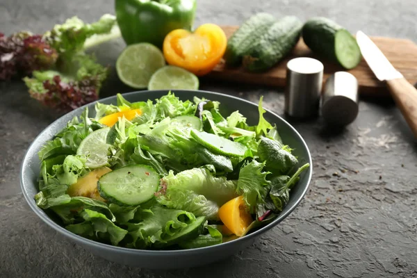 Prato Com Salada Legumes Saudável Mesa Grunge — Fotografia de Stock
