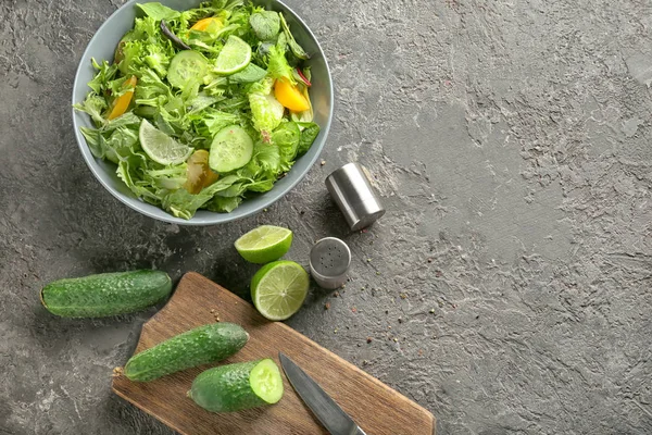 餐桌上有健康蔬菜沙拉的盘子 — 图库照片