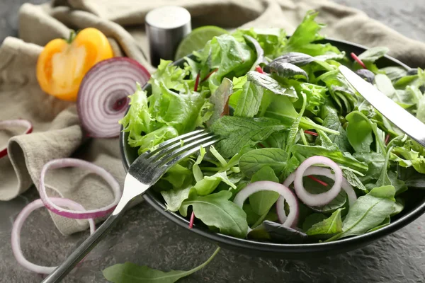 餐桌上有健康蔬菜沙拉的盘子 — 图库照片