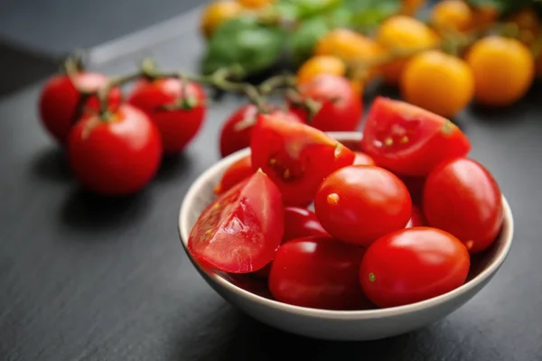 Miska Świeżych Pomidorów Cherry Stole Zbliżenie — Zdjęcie stockowe