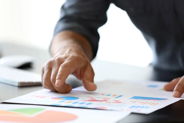 Businessman Working Diagrams Office Closeup — Stock Photo, Image