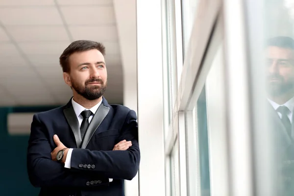 Beau Homme Affaires Près Fenêtre Dans Bureau — Photo