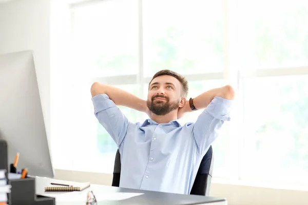 Bonito Empresário Descansando Local Trabalho Escritório Moderno — Fotografia de Stock