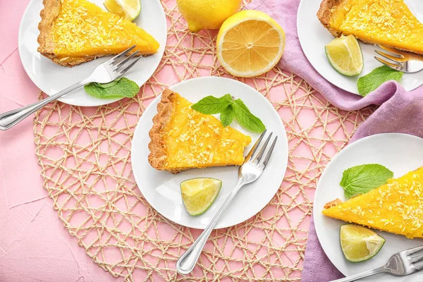 テーブルの上においしいレモン パイの部分とプレート — ストック写真
