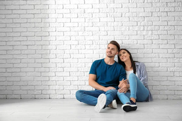 Joven Pareja Feliz Sentado Suelo Nuevo Hogar — Foto de Stock