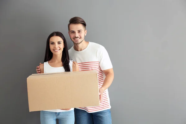 Jeune Couple Avec Boîte Mobile Près Mur Gris — Photo