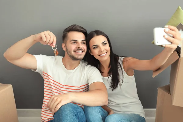 Young Happy Couple Taking Selfie House Key New Home — Stock Photo, Image